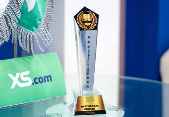 إكس أس دوت كوم تُتَوَج بجائزة أفضل وسيط مالي عالمي خلال معرض قطر المالي